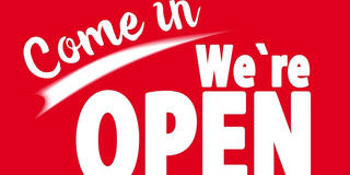 Auf rotem Hintergrund steht in weißer Schrift "Come in, we're open".