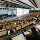 Studierende sitzen in einer Vorlesung im Audimax. 
